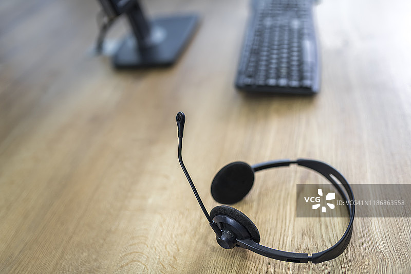 桌子上的无线耳机图片素材