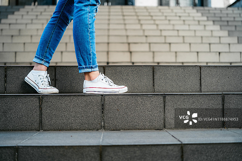 女人下楼梯图片素材