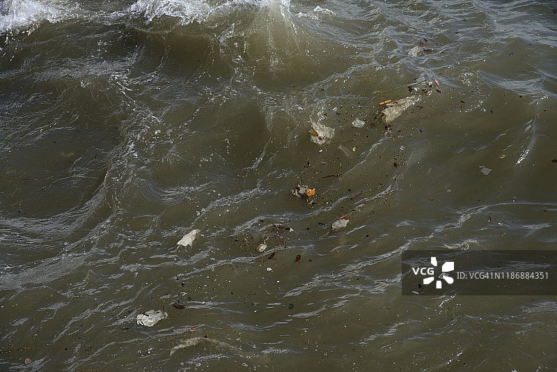 巴塞罗那巴塞罗内塔海滩上的脏水图片素材