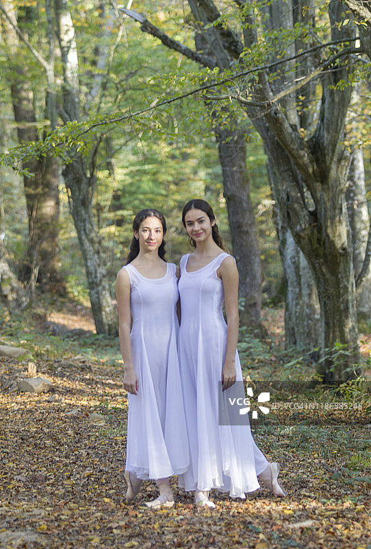 在土耳其泰基尔达户外公园跳舞的芭蕾舞姐妹图片素材