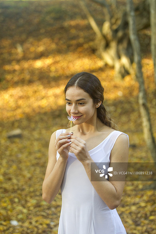 在土耳其泰基尔达自然公园闻花的芭蕾舞女孩图片素材