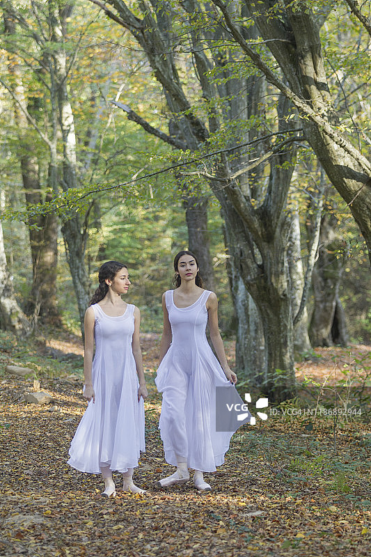 在土耳其泰基尔达户外公园跳舞的芭蕾舞姐妹图片素材