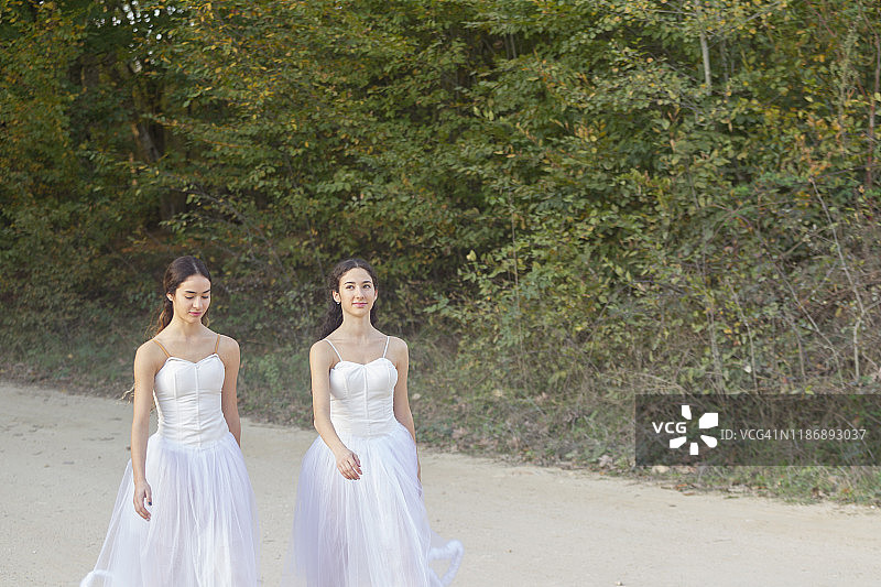 在土耳其泰基尔达公园外行走的芭蕾舞姐妹图片素材