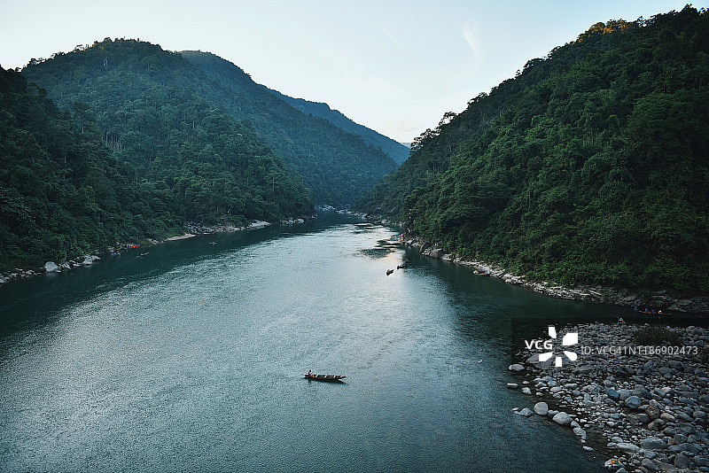 流经山脉的河流图片素材