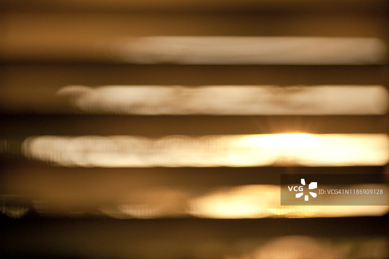 百叶窗后的日出图片素材