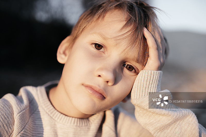 沉思的男孩手托着头的肖像照片图片素材