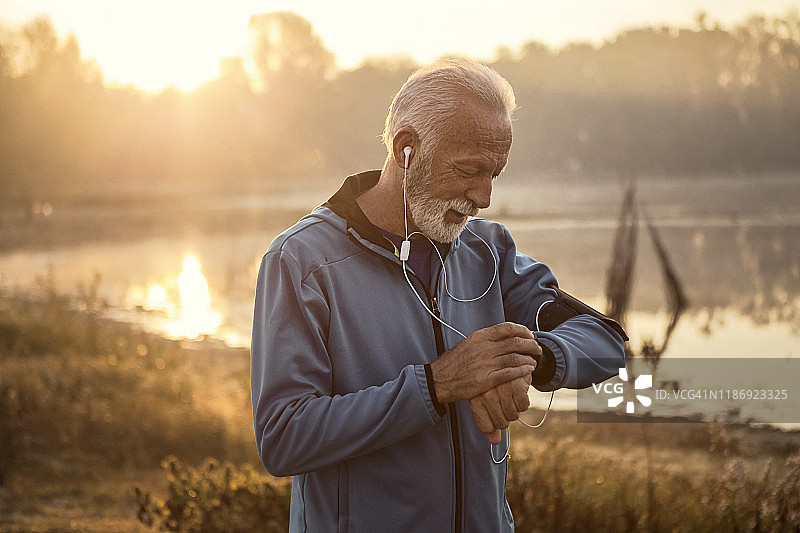 慢跑时使用智能手表活跃老年男人图片素材