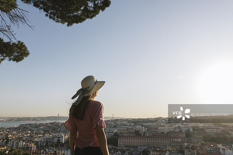 在葡萄牙里斯本城市全景前的女子后视图图片素材