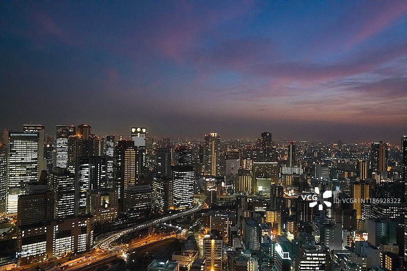 霓虹夜景未来城市摩天大楼城市景观日落全景，日本大阪图片素材
