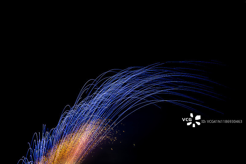 黑色天空绽放的烟花图片素材