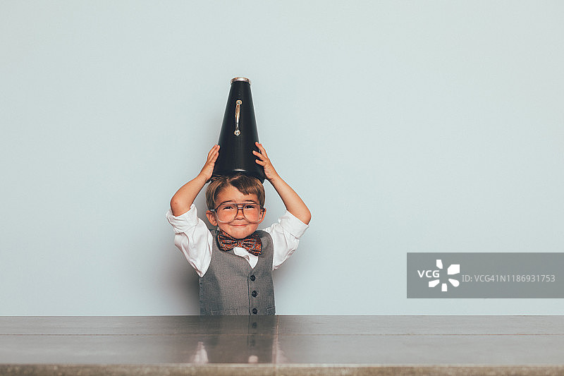 拿着扩音器的年轻书呆子男孩图片素材