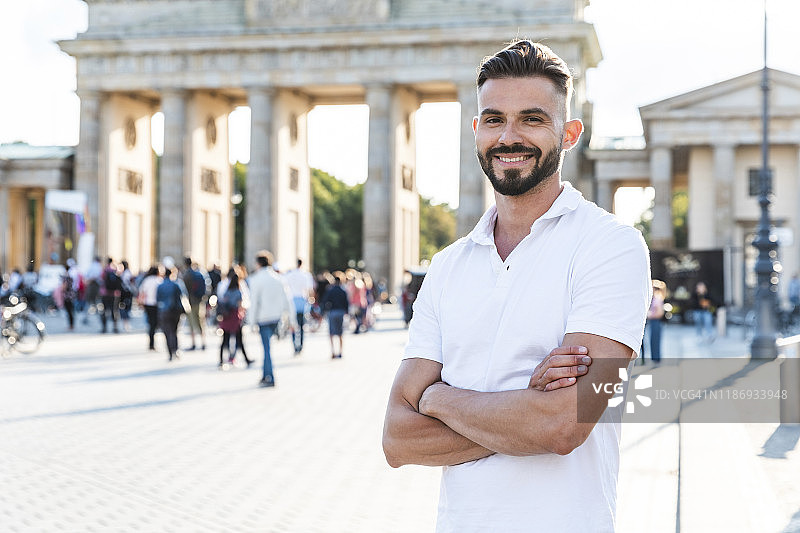德国柏林勃兰登堡门前的微笑青年人像图片素材