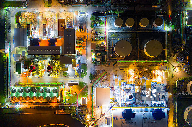 暮光时分的发电厂鸟瞰图片素材
