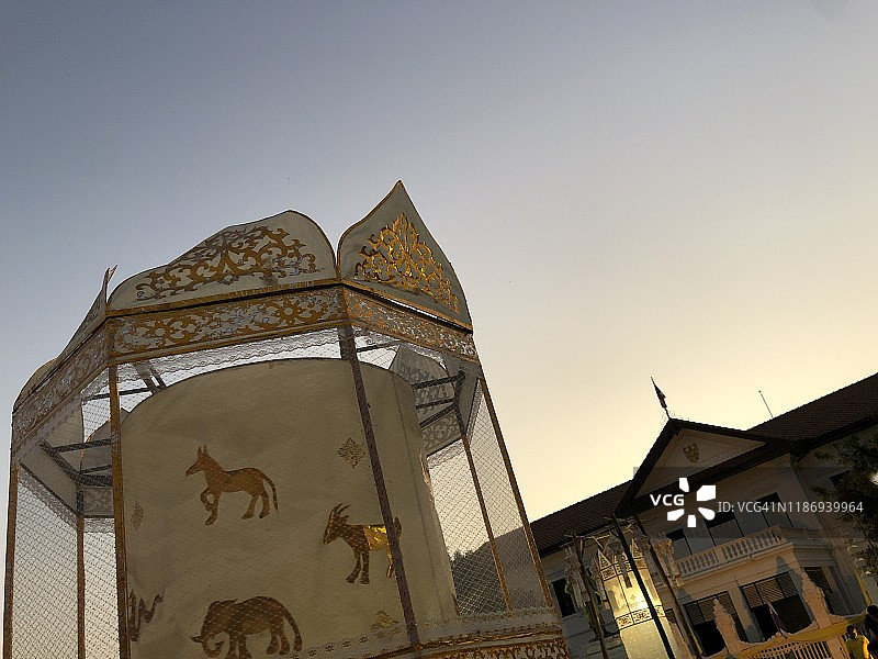 泰国清迈水灯节上的兰纳灯笼图片素材