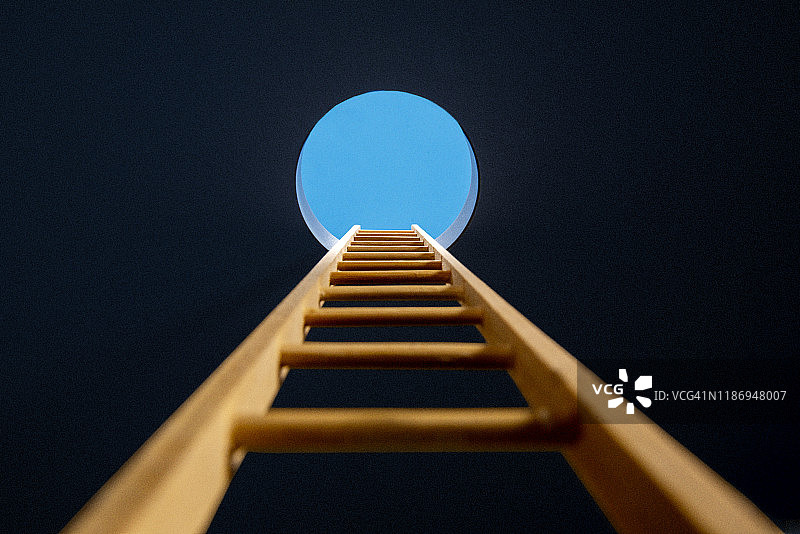 穿过天花板孔的梯子图片素材