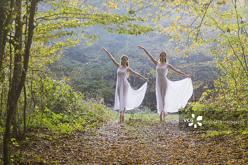 在土耳其泰基尔达户外公园跳舞的芭蕾舞姐妹图片素材