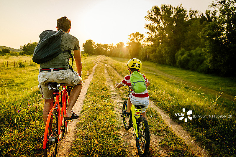 和爸爸一起骑行图片素材
