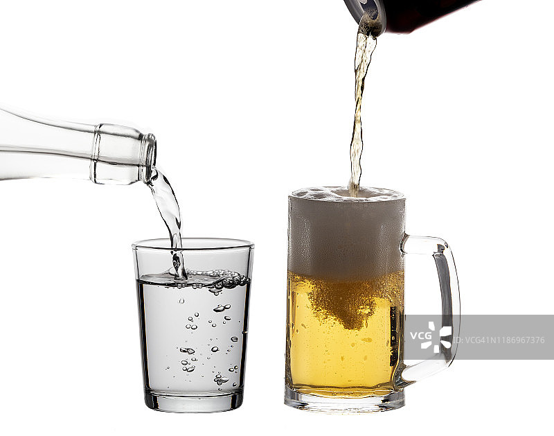 白色背景上的啤酒杯和水杯与铝制饮料罐图片素材