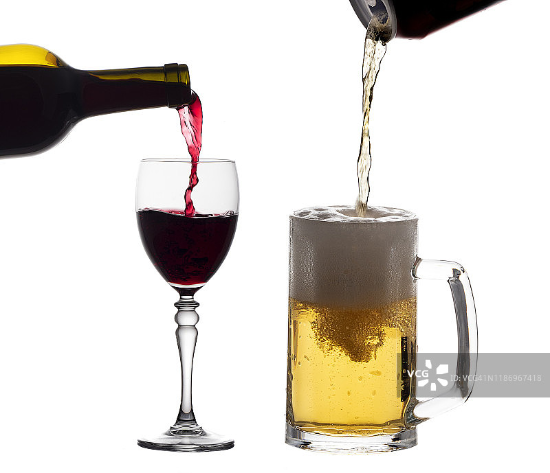 铝制饮料罐向白色背景上的啤酒杯和红酒杯倒酒图片素材