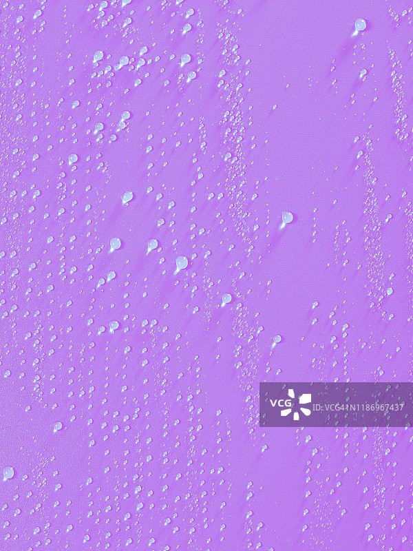 淡紫色窗户上的水滴气泡纹理特写图片素材