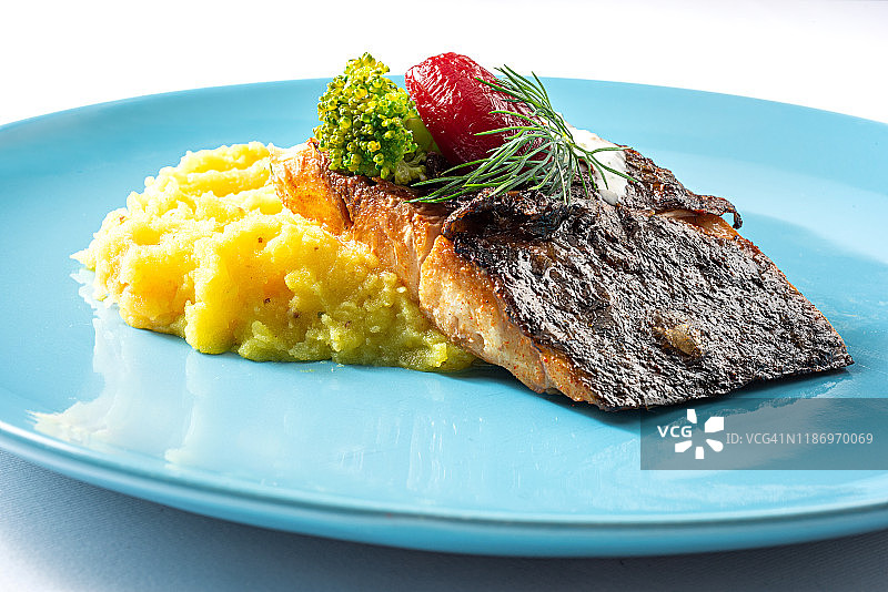 烤鲈鱼片配土豆泥图片素材