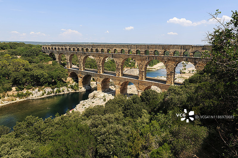 加尔桥 - 著名的古罗马渡槽横跨法国南部的加尔东河图片素材