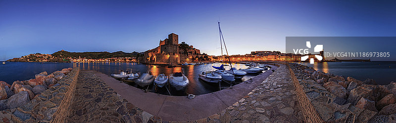 科利乌尔全景 - 蓝色时刻的城堡和灯塔（法国韦梅耶海岸）图片素材