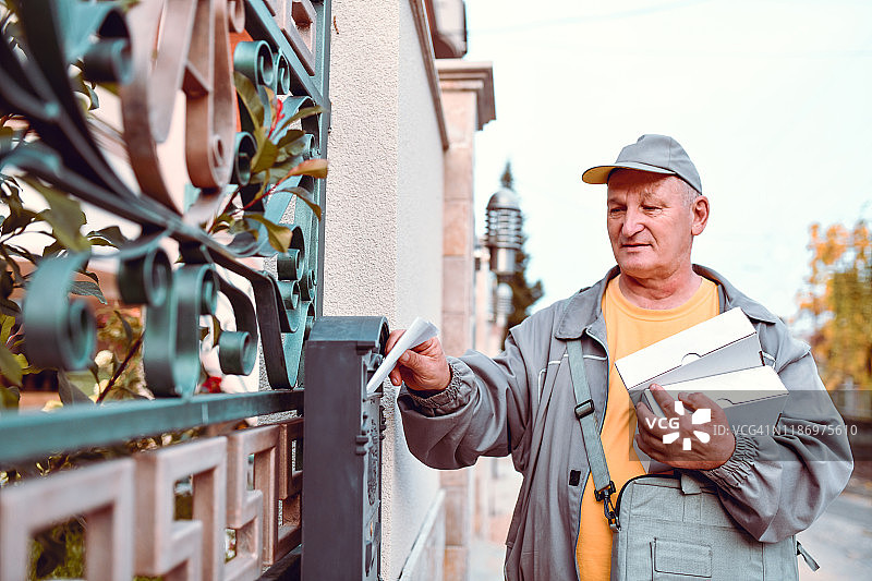邮递员送信到邮箱图片素材