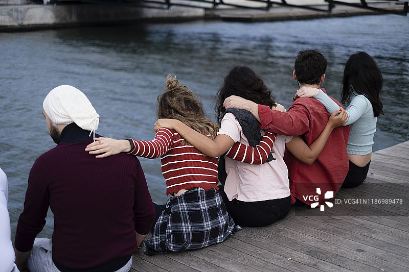 享受美好一天的年轻笑脸人群图片素材