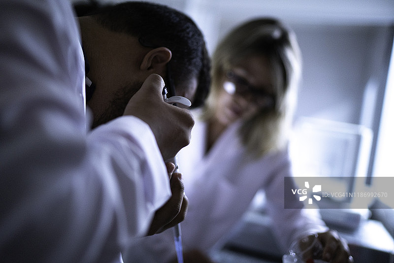 在实验室工作的有特殊需求的科学家图片素材