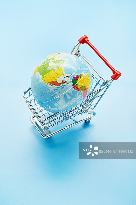 小购物车和地球仪静物摄影图片素材