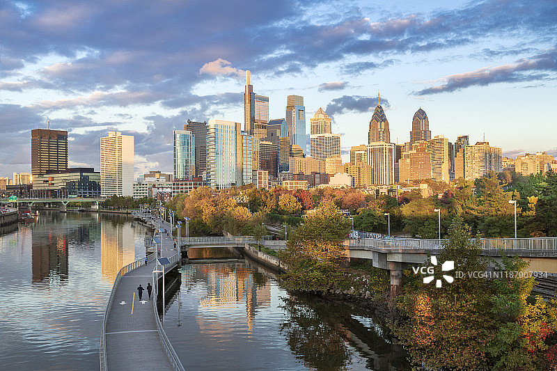 费城日落时分的天际线图片素材