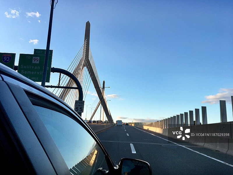 汽车视角：伦纳德·P·扎基姆邦克山纪念大桥图片素材