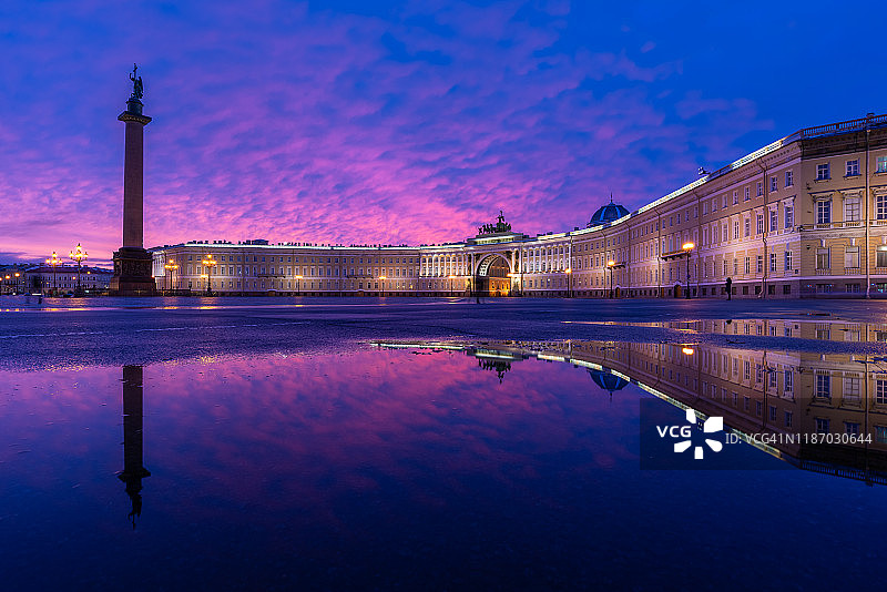 圣彼得堡皇宫广场的总参谋部大楼和亚历山大柱图片素材