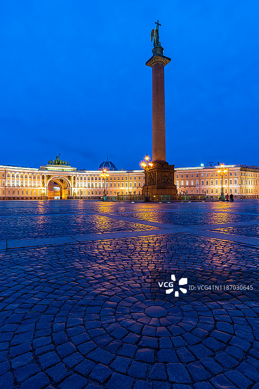 圣彼得堡皇宫广场的总参谋部大楼和亚历山大柱图片素材