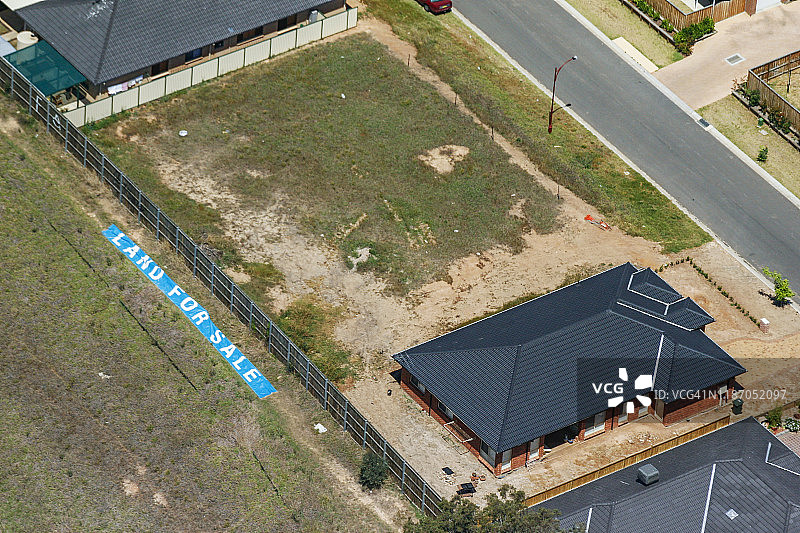 悉尼城市边缘空地上出售土地的标志，澳大利亚，航空摄影图片素材