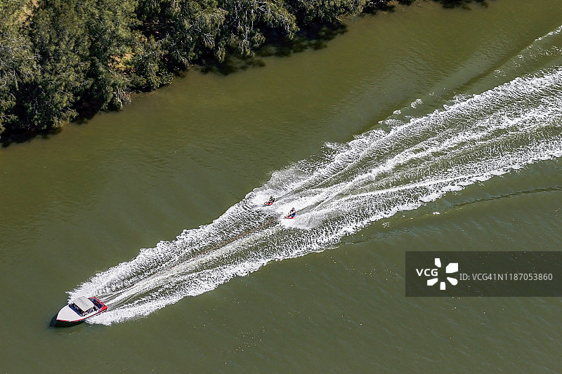 两人在河上滑水、滑浪的快艇，悉尼，澳大利亚，航空摄影图片素材