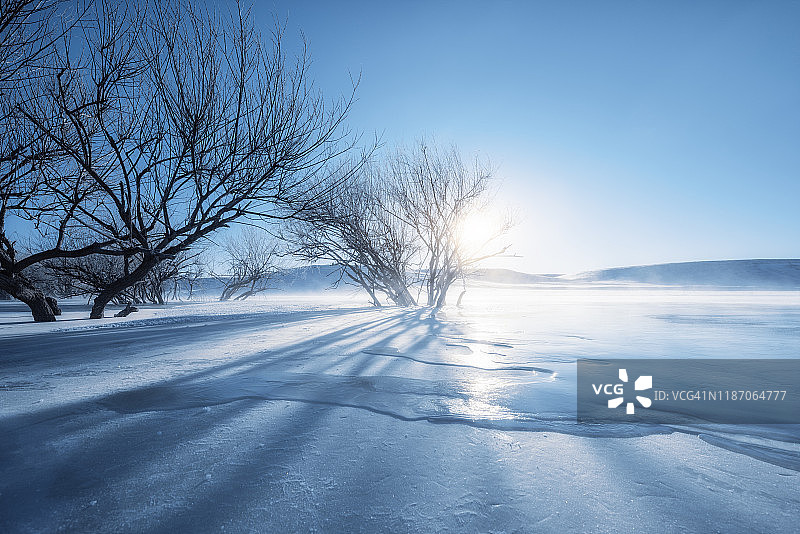 冬季冰湖日出图片素材