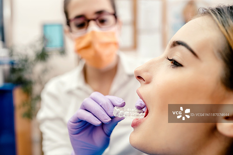 佩戴正畸硅胶训练器图片素材