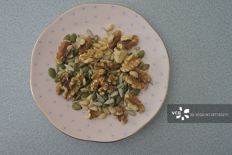 装满食用种子和坚果的餐盘图片素材