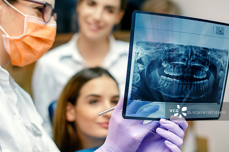 牙医展示X光片结果图片素材