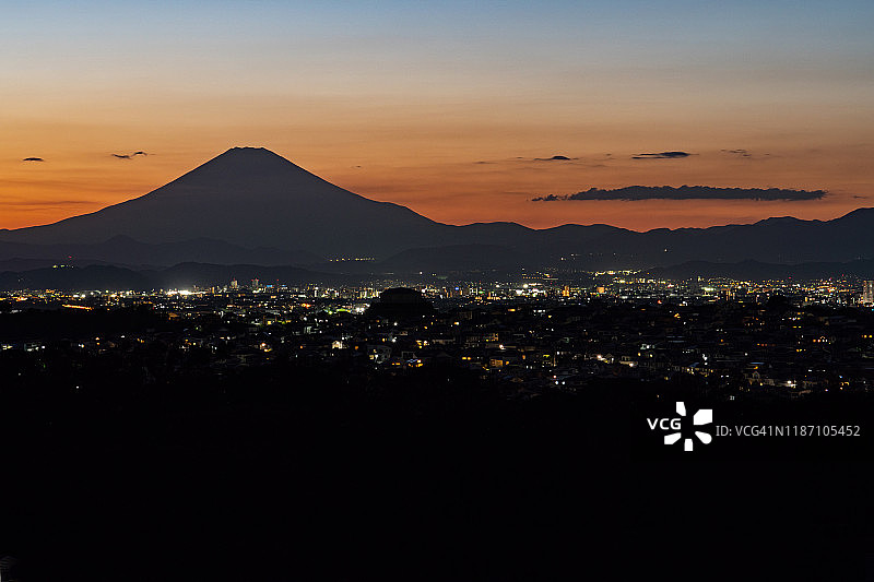 富士山与日本神奈川县的住宅区图片素材