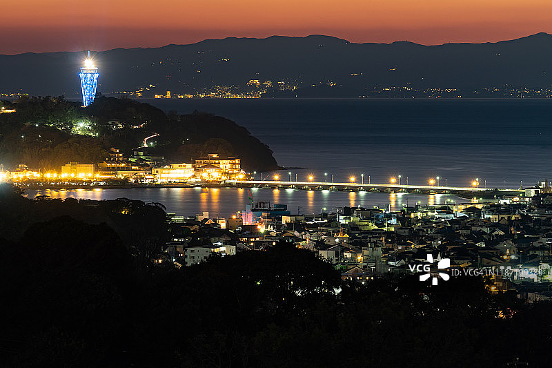 日本神奈川县海边的江之岛和住宅区图片素材