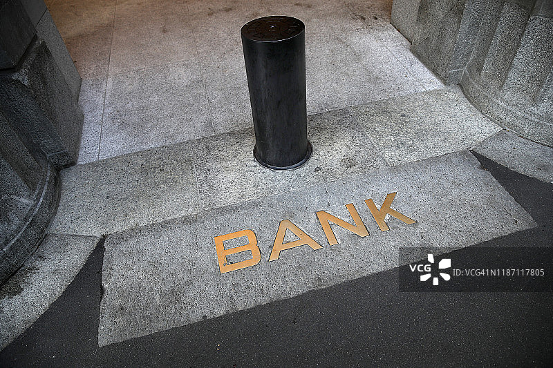 银行保安路障图片素材