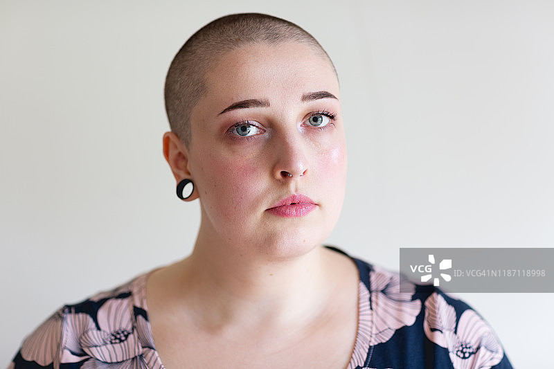 年轻的光头超重女性图片素材