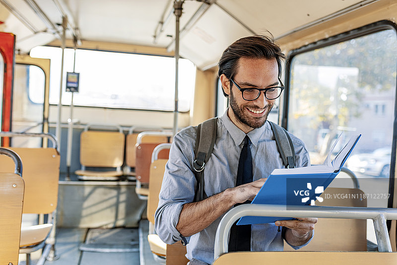 在公交车上看书的男人图片素材