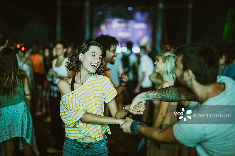 情侣在夜间音乐节上尽情跳舞图片素材