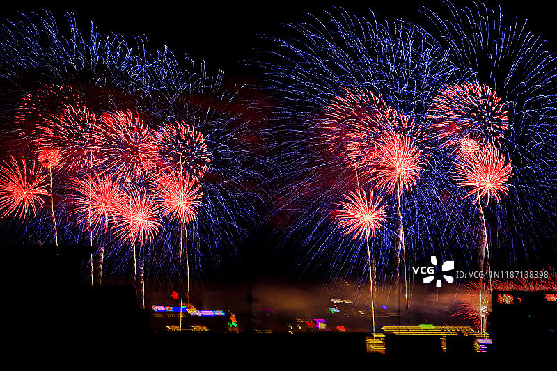 五彩缤纷的烟花在夜空中图片素材