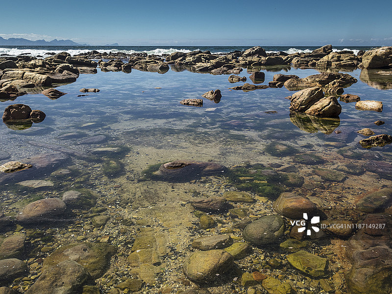 圣詹姆斯海滩岩石池中平静的水面图片素材