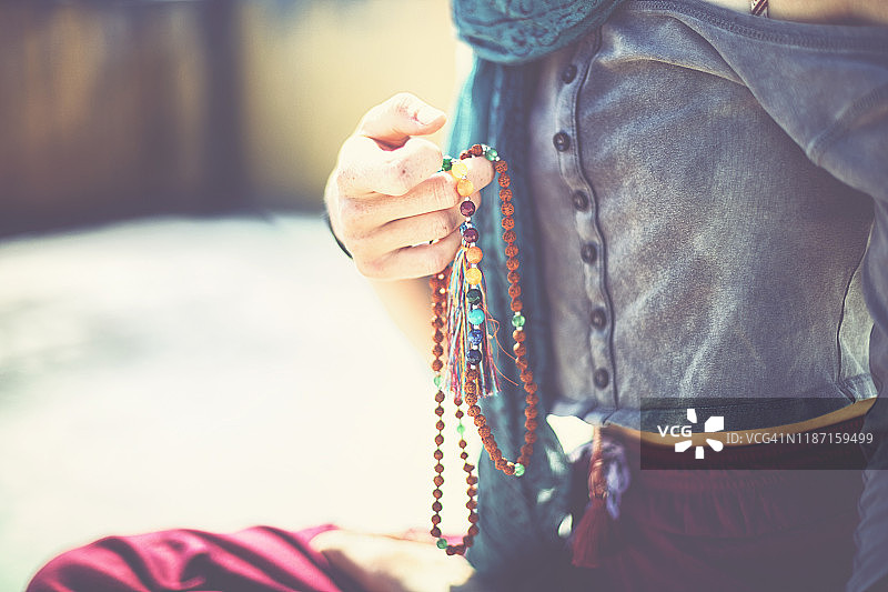 年轻女人在印度阳光下练习瑜伽和冥想图片素材